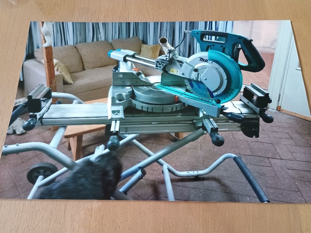 Makita afkortzaag met tafel, Doe-het-zelf en Bouw, Gereedschap | Zaagmachines, Ophalen, Zo goed als nieuw, Afkortzaag, Makita/bosch