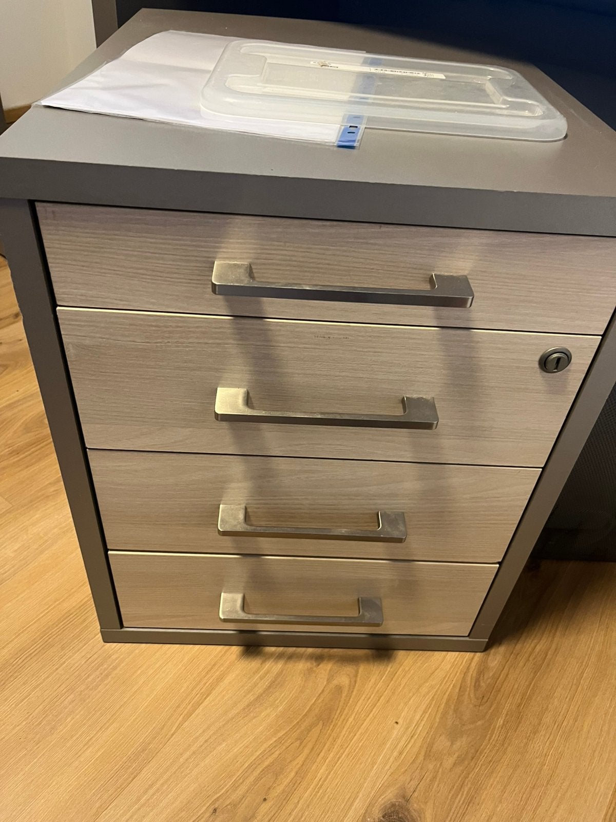 2 bureaus + ladenkast – GRATIS, Huis en Inrichting, Ophalen, Gebruikt, Groen