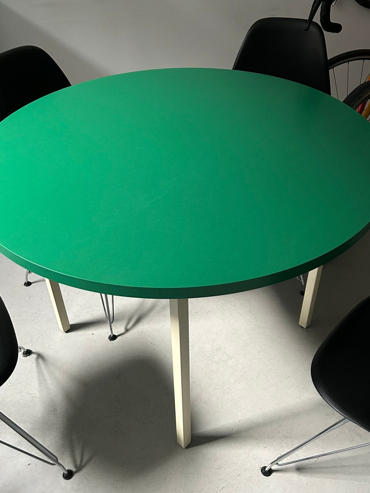 Table ronde two-colour Muller Van Severen pour Hay (105 cm), Enlèvement, Comme neuf