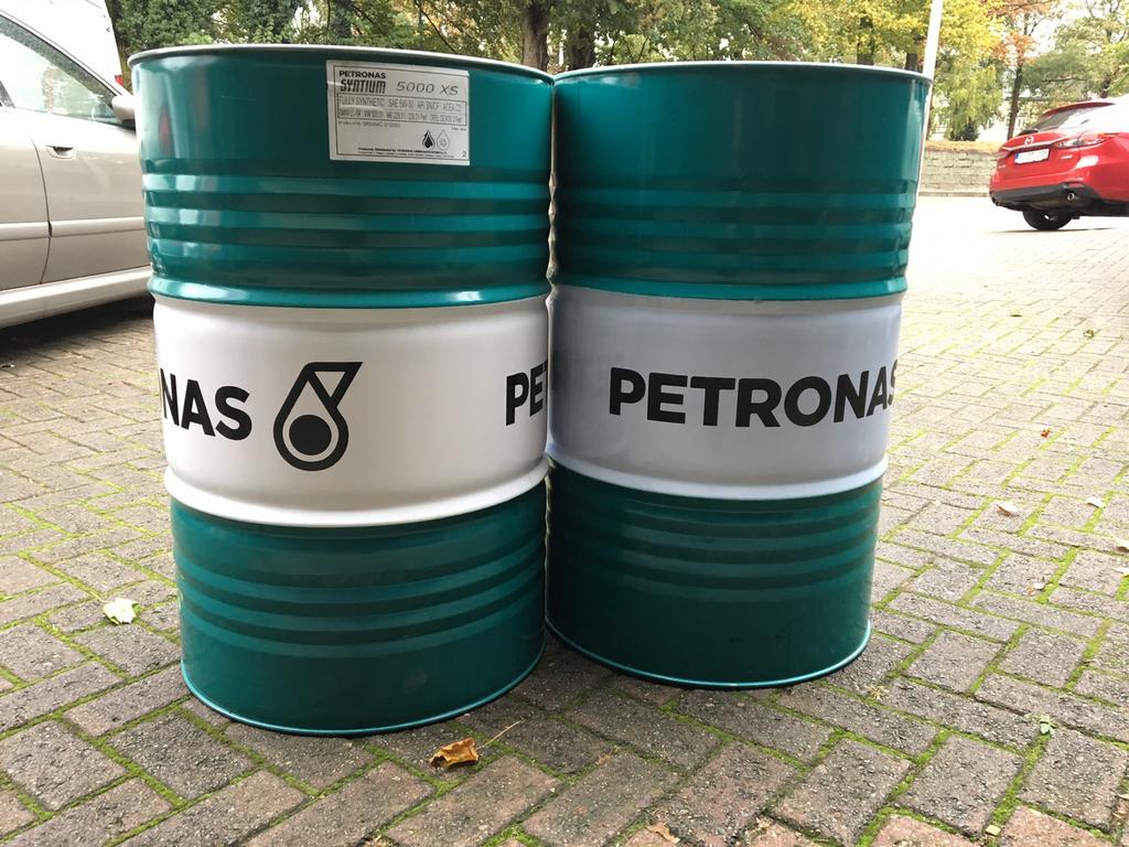 1 leeg olievat petronas 200 liter, Ophalen, Zo goed als nieuw