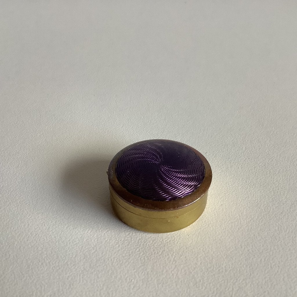 Belle mini boîte à poudre guillochée violette, Antiquités & Art, Enlèvement ou Envoi