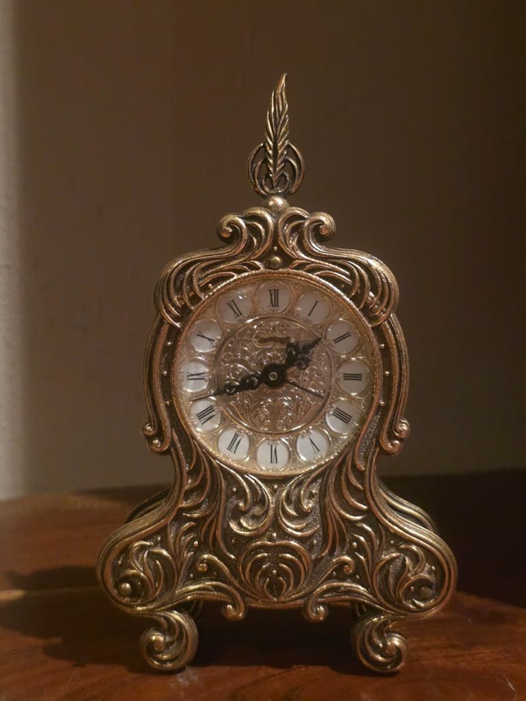 Een zeer stijlvolle en vintage koperen tafelklok, Ophalen of Verzenden