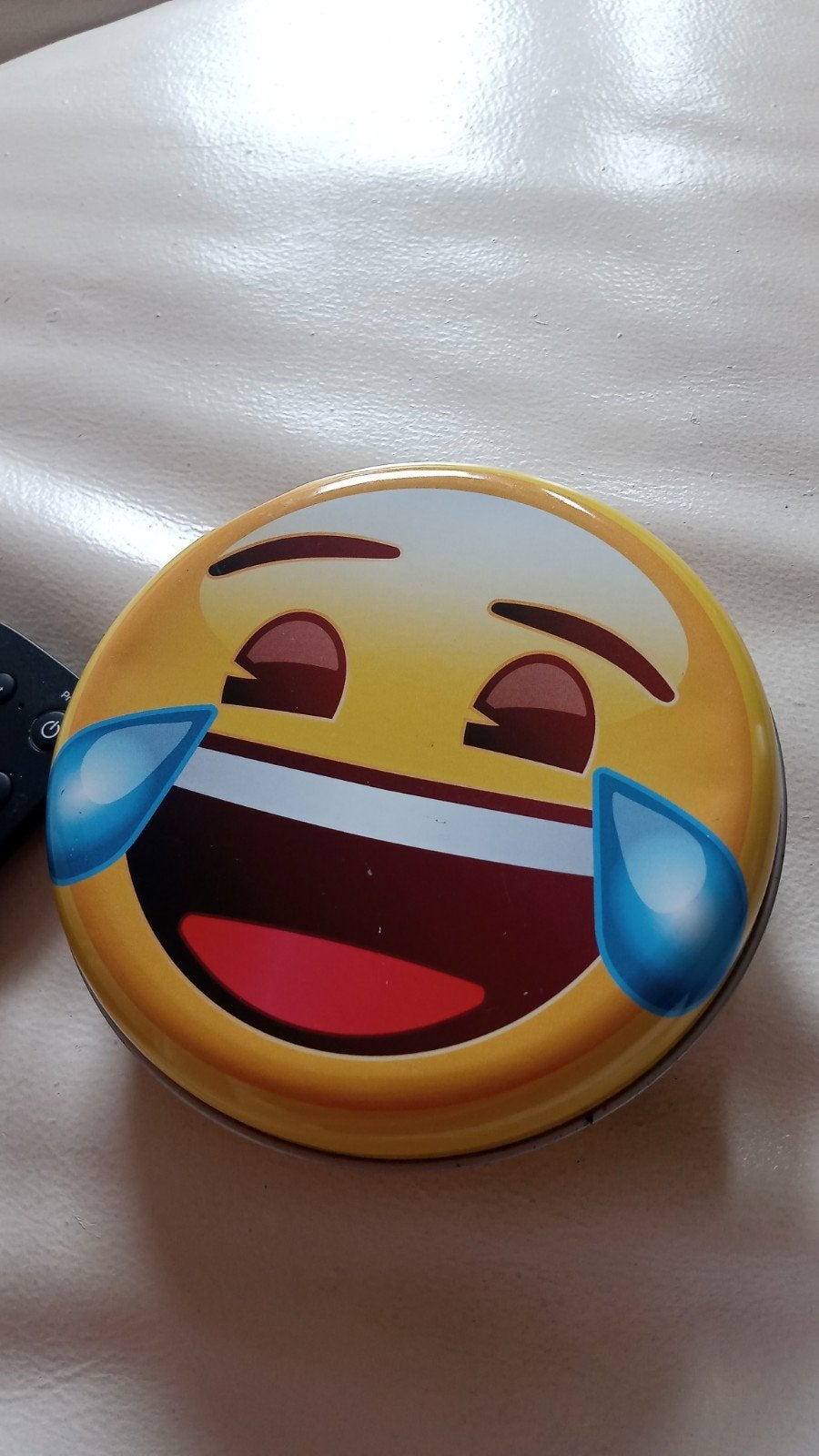 Een ronde metalen doos met een diameter van 12 cm en een emo, Ophalen of Verzenden, Zo goed als nieuw, Overige, Overige merken