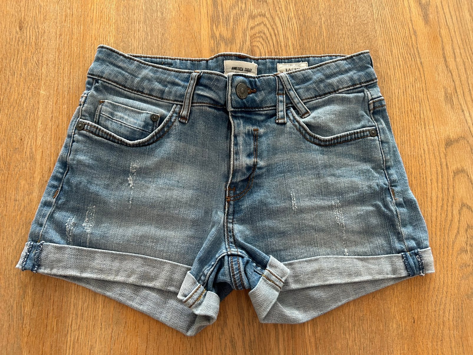 Lichtblauwe jeans short low waist America Today maat XS, Kleding | Dames, Ophalen of Verzenden, Zo goed als nieuw, Blauw, W27 (confectie 34) of kleiner