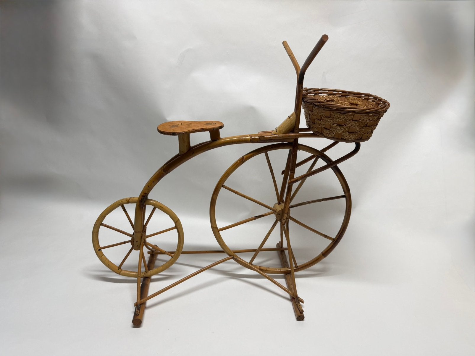 Grand lot d’objets décoratifs en osier, rotin, bambou, bois, Ophalen
