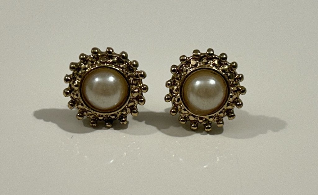 Goudkleurige pareloorbellen, Ophalen of Verzenden, Gebruikt, Goud, Knopjes of Stekers