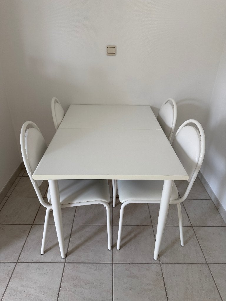 Uitschuifbare witte eettafel + 4 stoelen, Huis en Inrichting, Tafels | Eettafels, Ophalen, 100 tot 150 cm, 150 tot 200 cm, Zo goed als nieuw