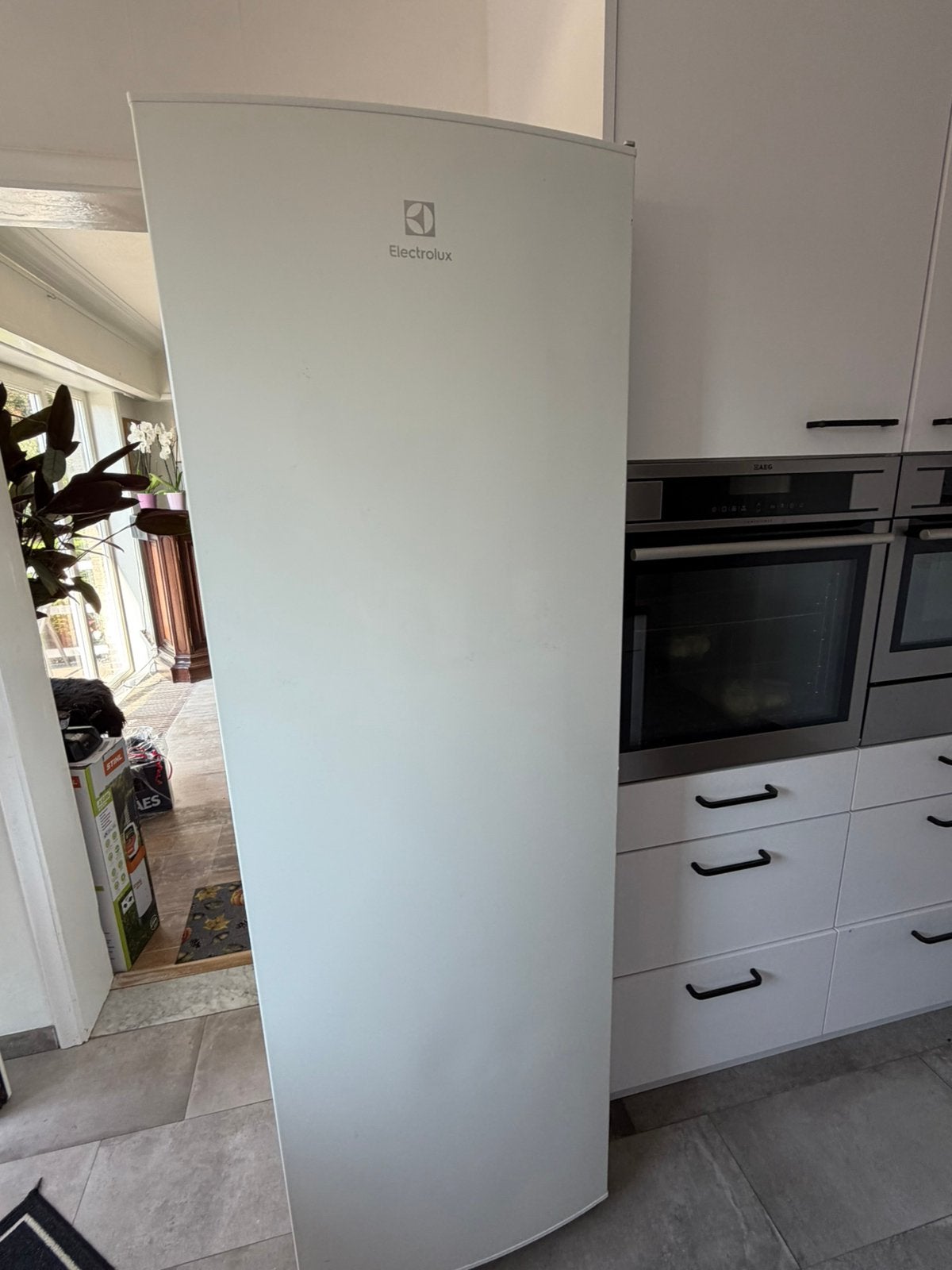 Koelkast Electrolux, Ophalen, Zonder vriesvak, Minder dan 45 cm, 200 liter of meer