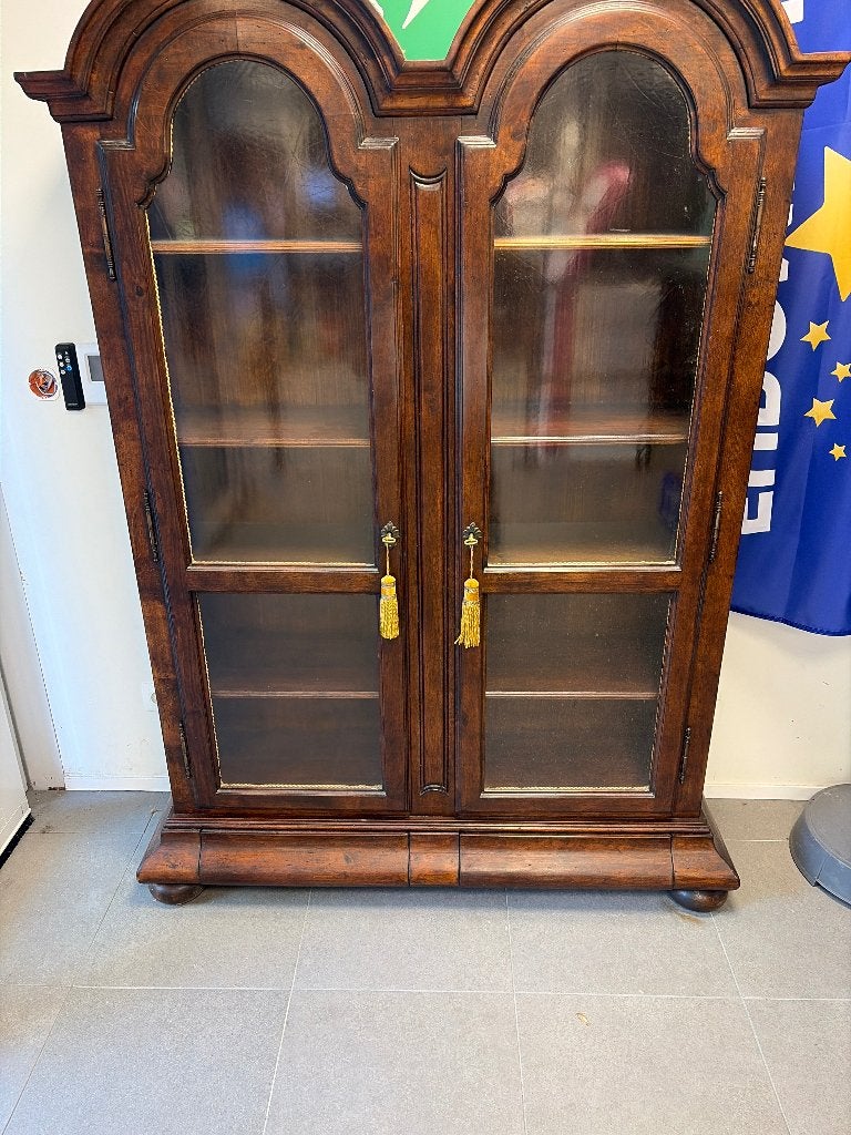 Antieke vitrine kast, Ophalen