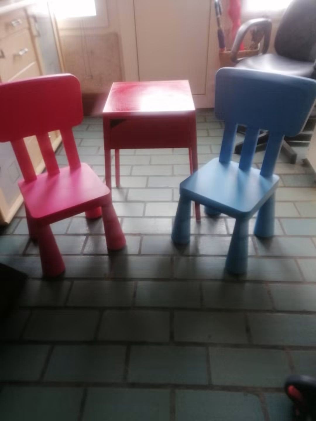 table avec espace de rangement 2 chaises, Enfants & Bébés, Enlèvement, Chaise(s)