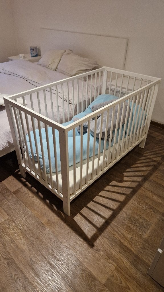 Lit a barre pour bebe a donné vice a chercher chez ikea, Enfants & Bébés, Enlèvement, Comme neuf, Lit