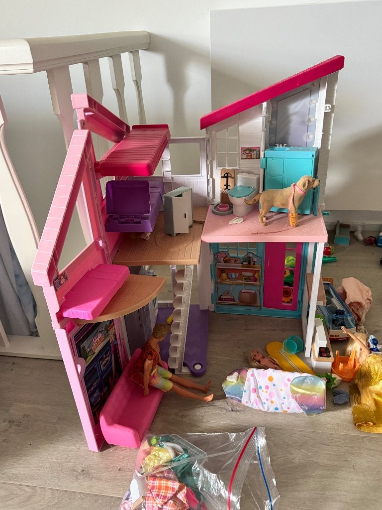 Barbie huis + 2 boxen met barbie’s, Kinderen en Baby's, Speelgoed | Poppenhuizen, Ophalen, Zo goed als nieuw, Poppenhuis