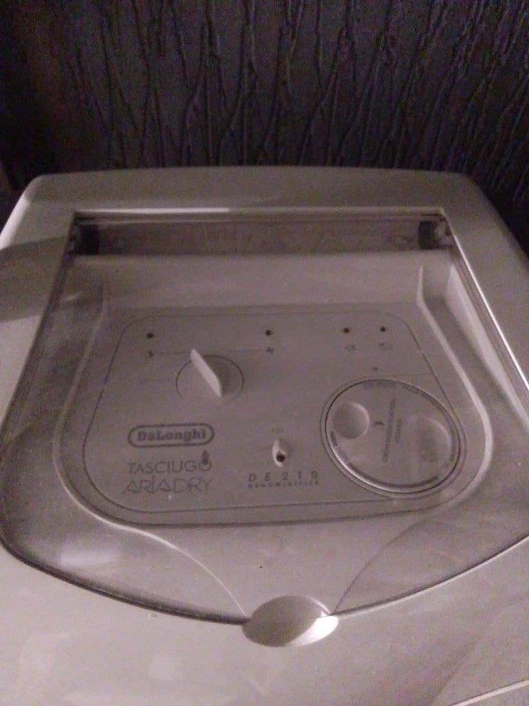 Déshumidificateur DeLonghi Tasciugo AriaDry DE210, Elektronische apparatuur, Luchtbehandelingsapparatuur, Ophalen, Zo goed als nieuw