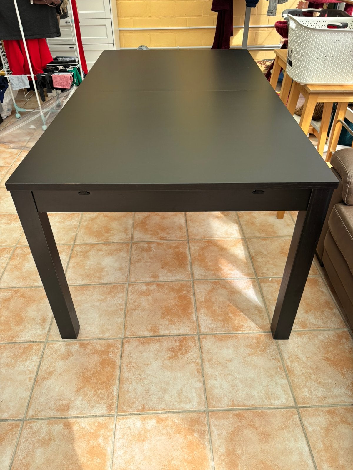 Uitschuifbare zwarte tafel, Ophalen