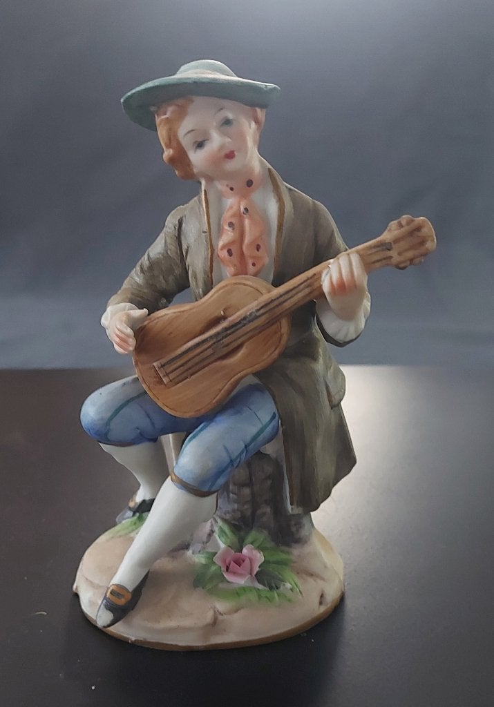 Statuette en biscuit jeune homme guitariste, Antiquités & Art, Antiquités | Céramique & Poterie, Enlèvement