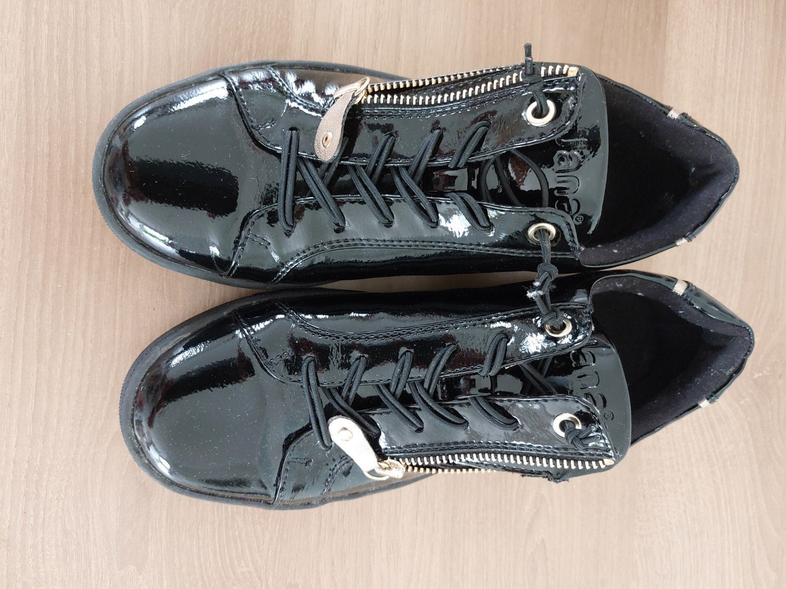Chaussures neuves, Enlèvement