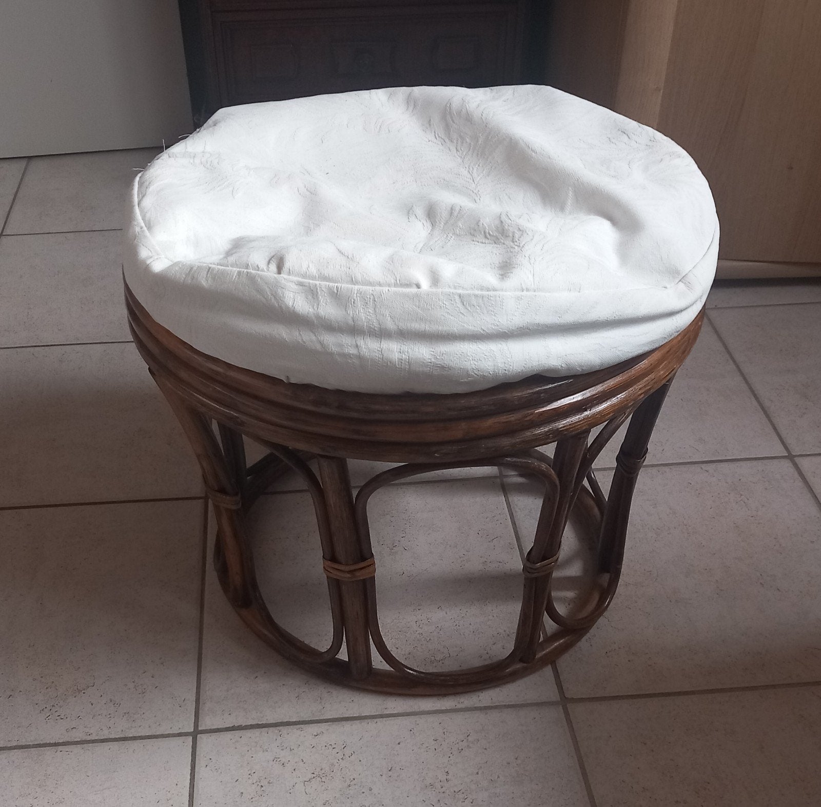 Rotan voetenbankje , kruk met kussen, Huis en Inrichting, Krukjes, Ophalen, Gebruikt, Hout