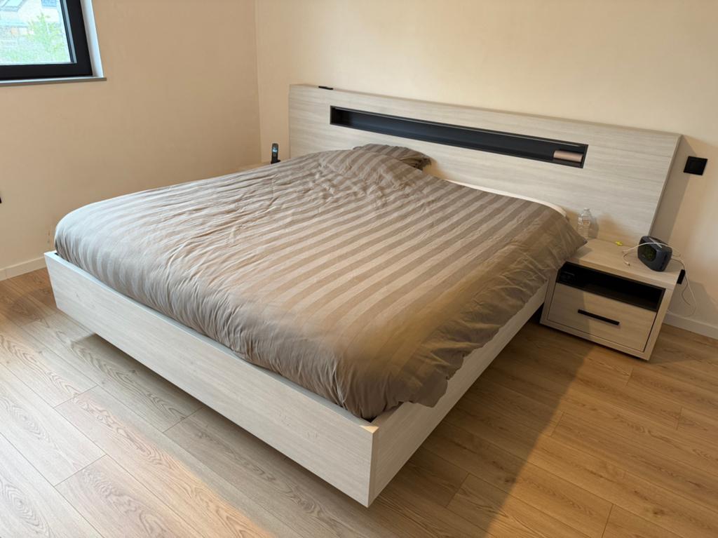 Bed, lattenbodems, matras en nachtkastjes, Ophalen, Gebruikt, Tweepersoons