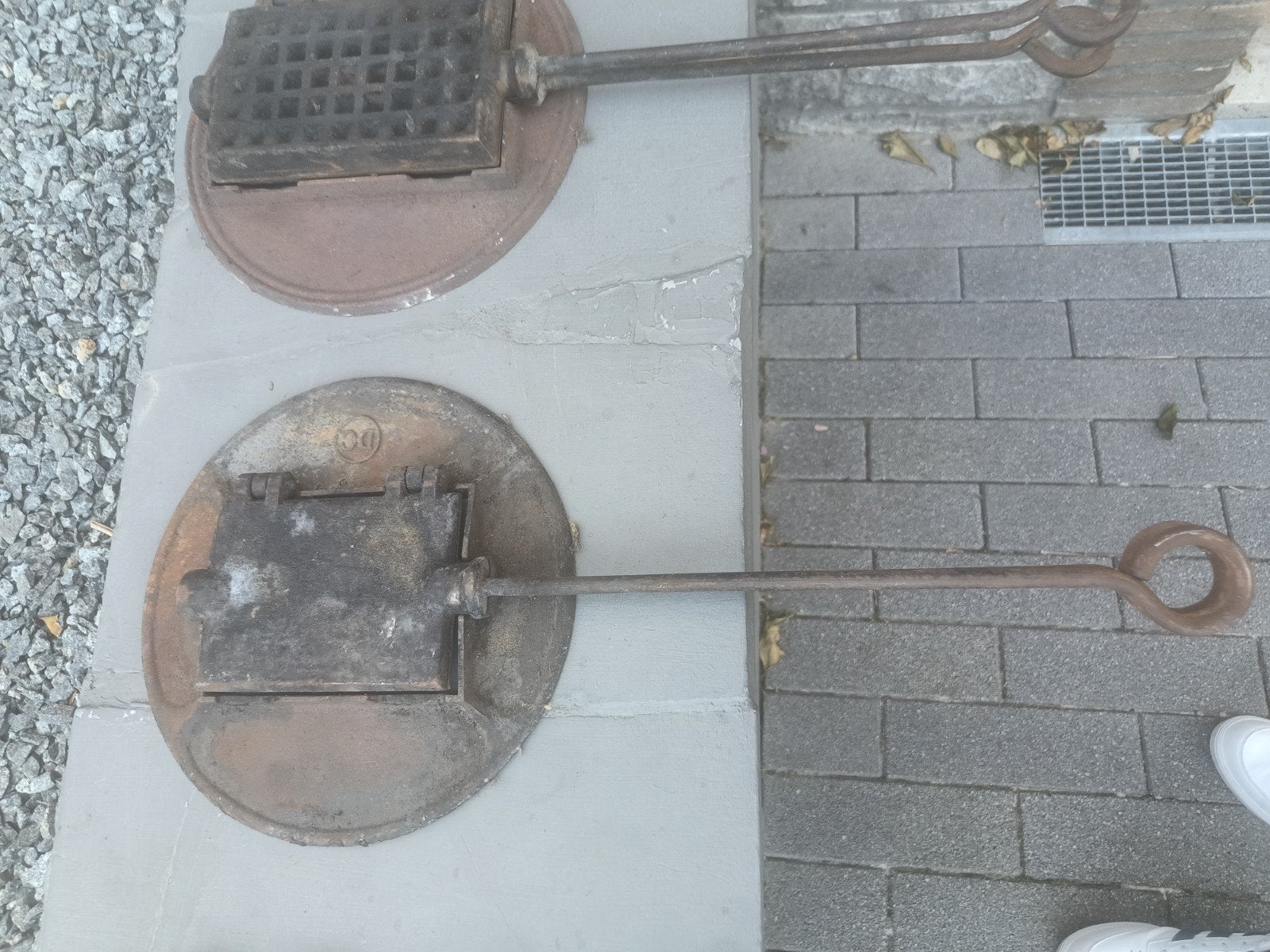 Gietijzeren wafelijzer met bijhorende draaischijf, Ophalen
