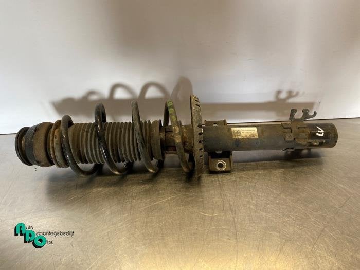 Schokdemperpoot links-voor van een Volkswagen Polo (Polo 09-, Gebruikt, -, Volkswagen, -