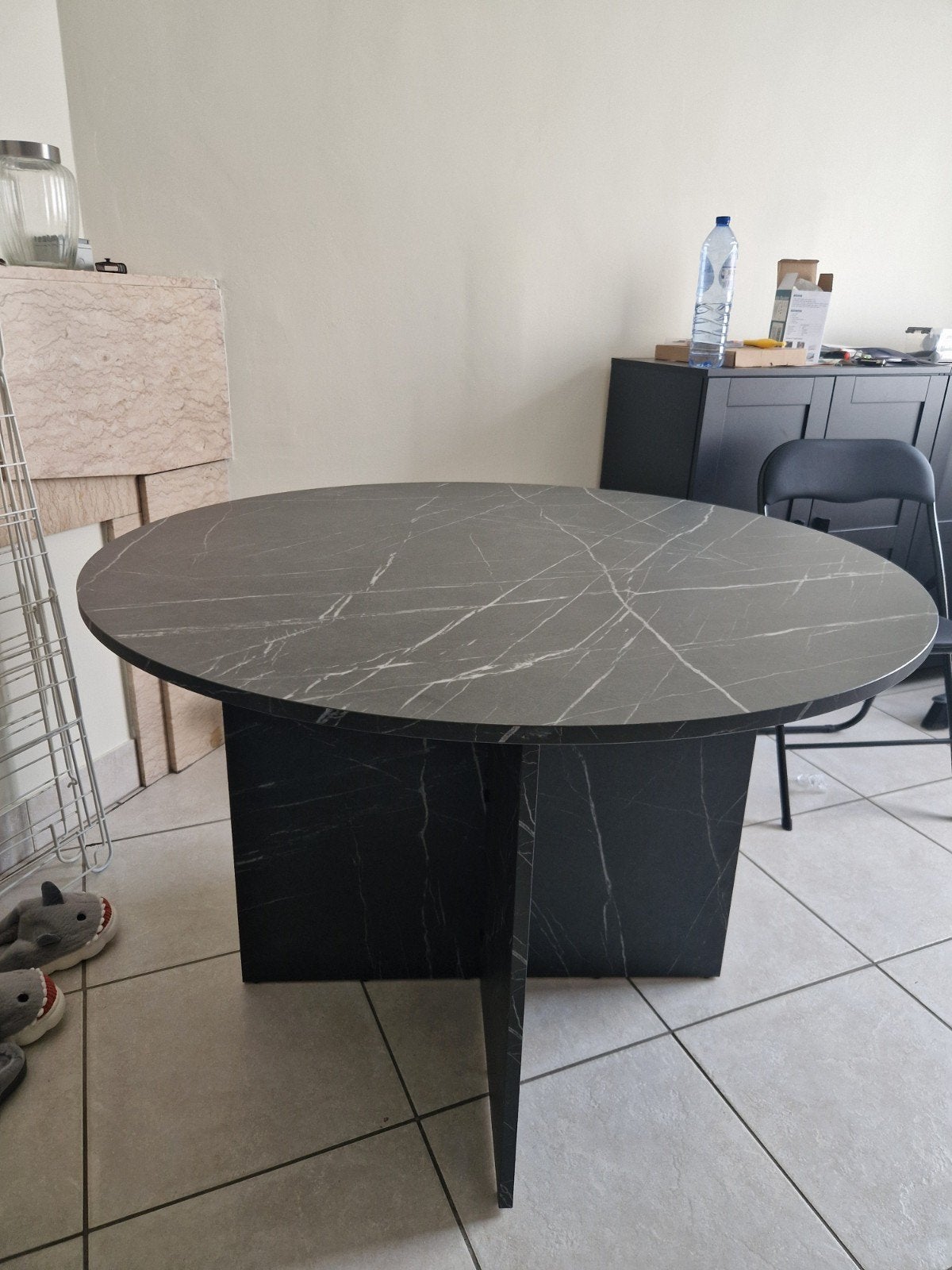 Table JYSK 110 cm effet marbre, Rond, Comme neuf, 100 à 150 cm, Enlèvement