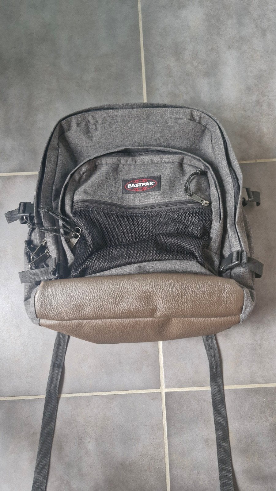 Eastpak Provider Rugzak - Grijstint met Lederen Onderkant, Handtassen en Accessoires, Tassen | Schooltassen, 30 tot 40 cm, Aktetas of Boekentas