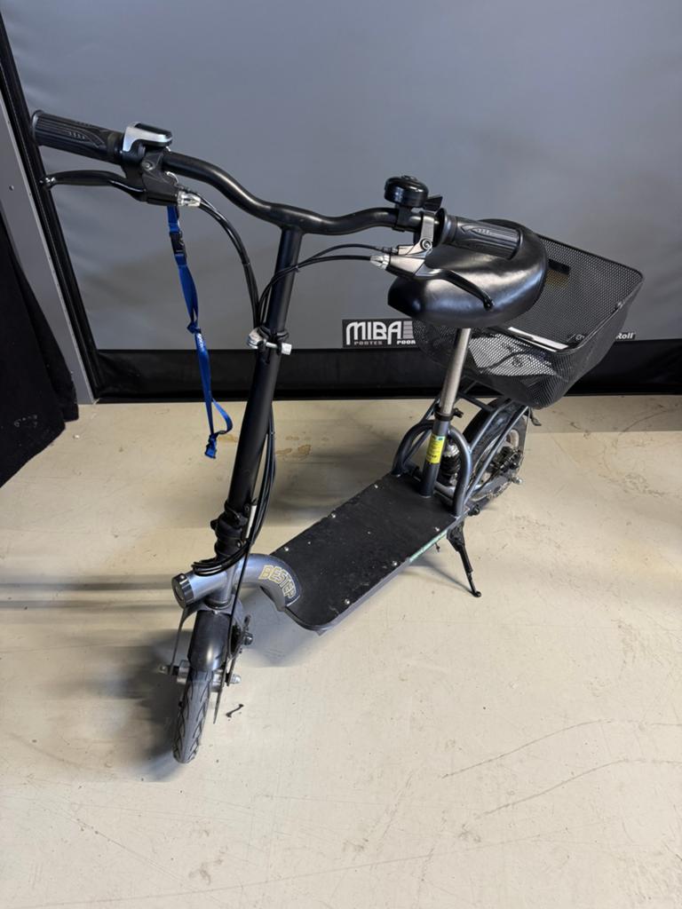 Electrische step met zadel en mand, Fietsen en Brommers, Steps, Zo goed als nieuw, Ophalen