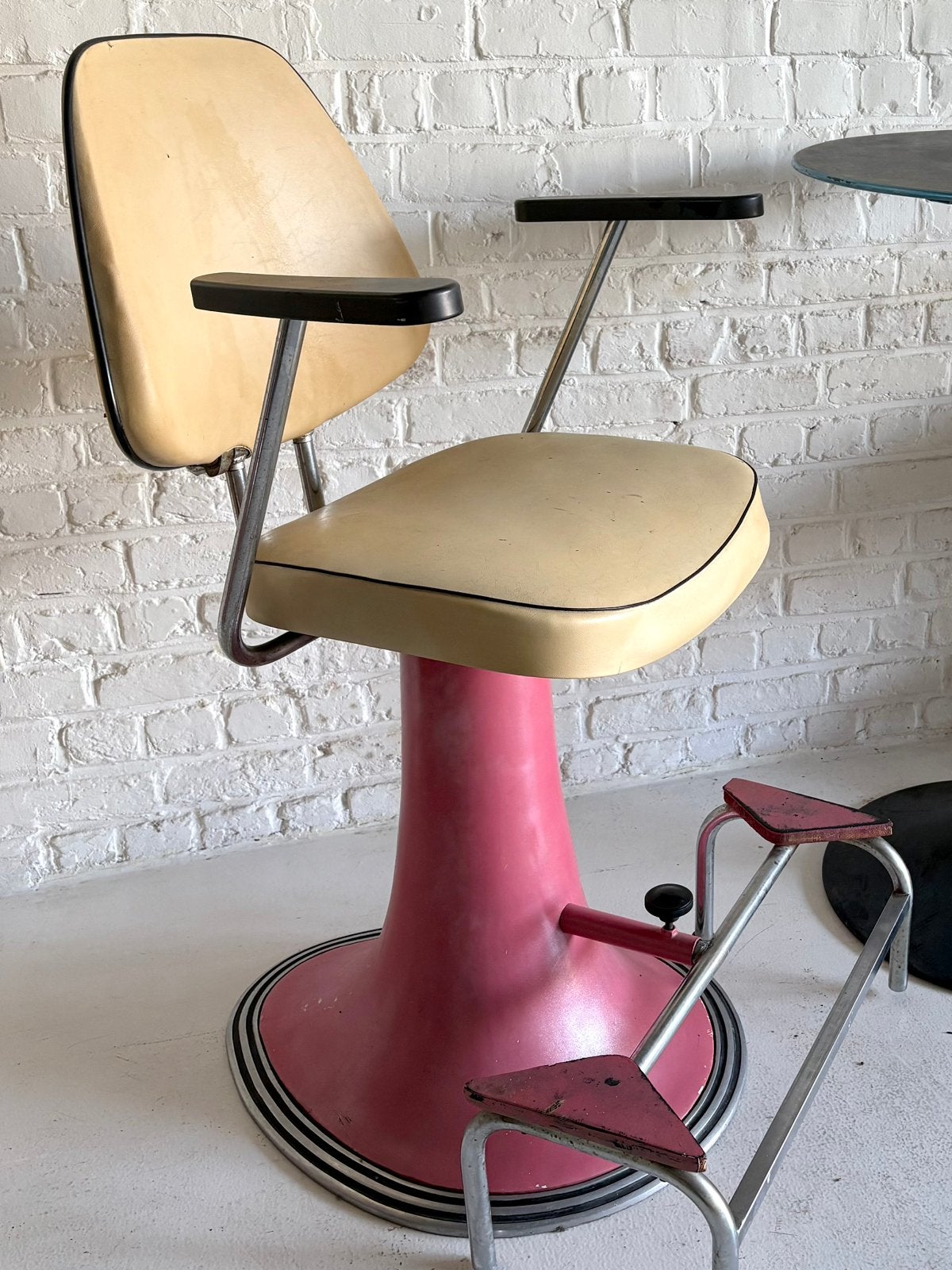 Fauteuil haute de Coiffeur en Skaï années 60 Rockabilly, Enlèvement