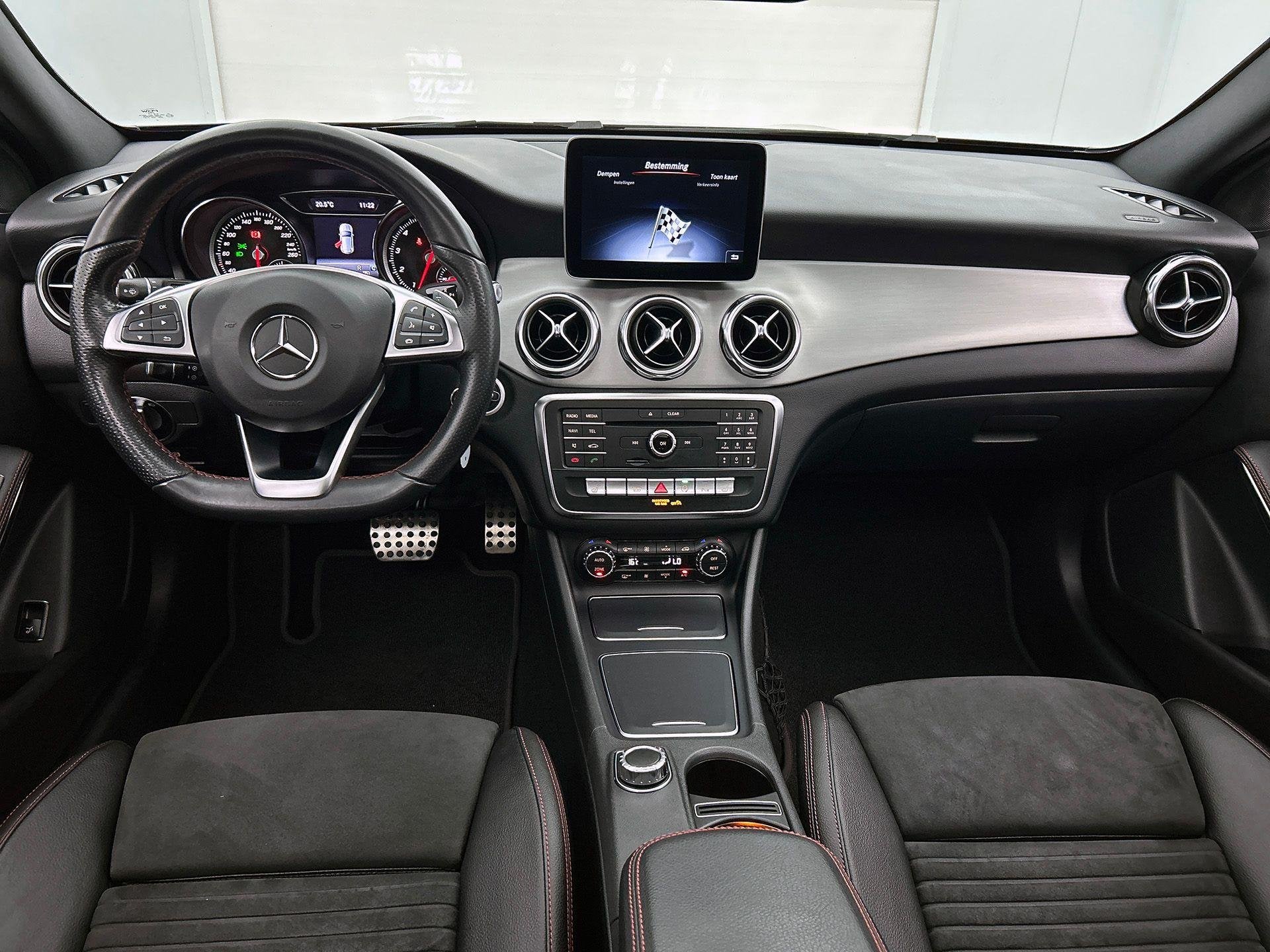 Mercedes-Benz GLA-Klasse 180 AMG Line | Trekhaak | Panoramis, Auto's, Gebruikt, 4 cilinders, Blauw, 5 deurs