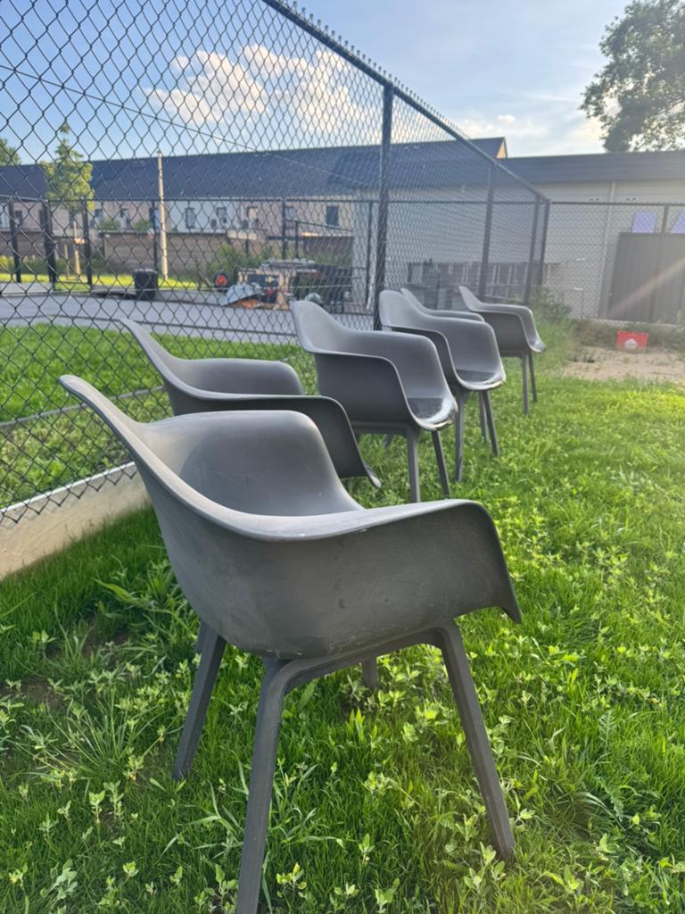 6 zwarte buiten stoelen kuipvorm, Ophalen, Zo goed als nieuw