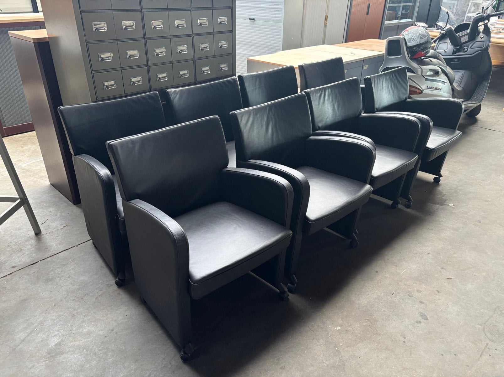 8 stoelen op wieltjes met armleuningen leder Goede staat !, Huis en Inrichting, Stoelen, Ophalen, Zo goed als nieuw