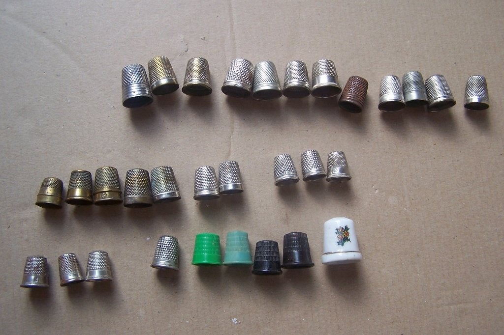 vingerhoedjes - Set van 31 antieke dobbelstenen, Ophalen of Verzenden, Gebruikt, Tin, Reliëf