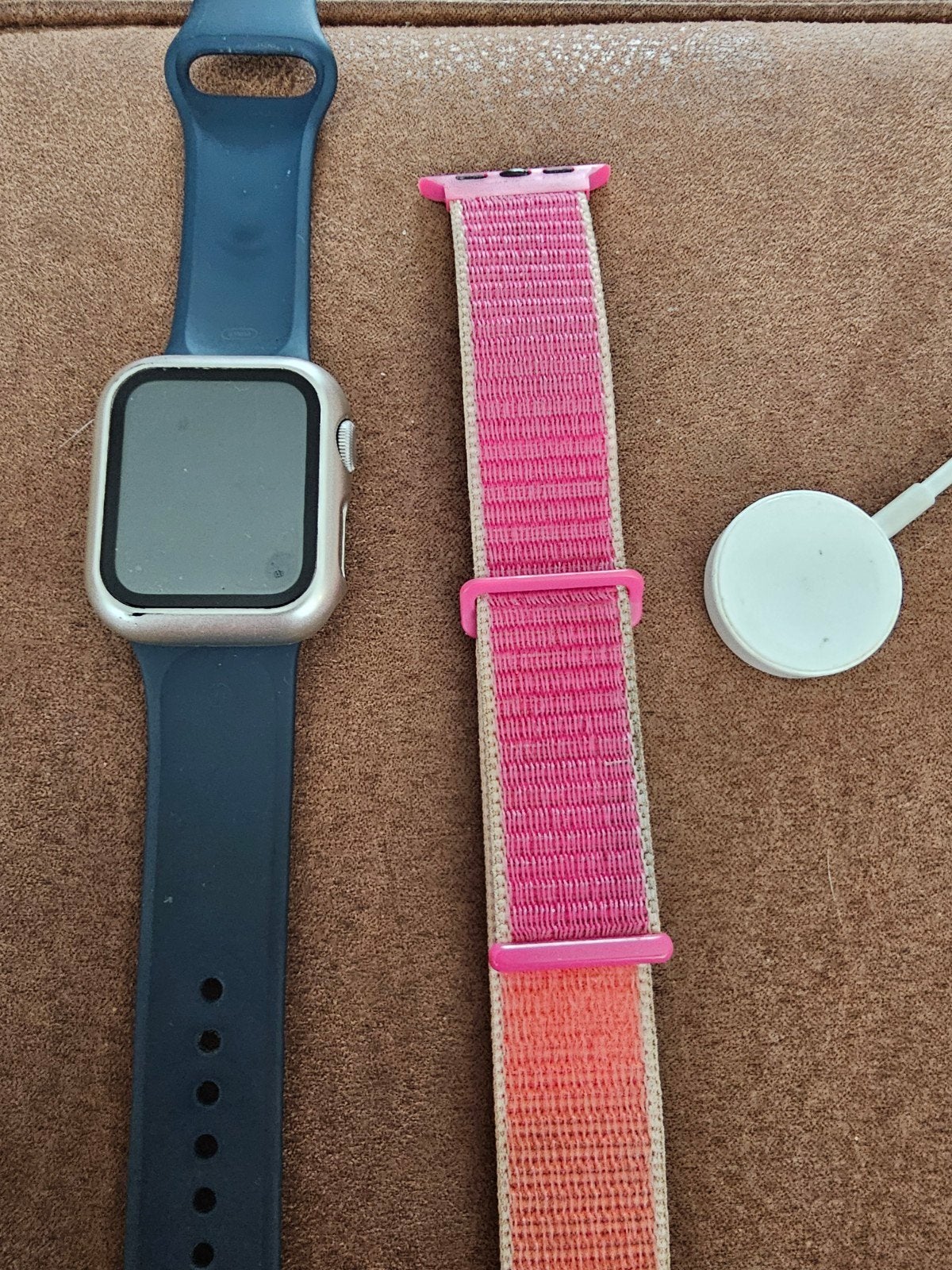 Apple Watch SE 40 mm – werkt perfect – 2 bandjes + oplader
A, Ophalen of Verzenden, Hoogte, Blauw, Apple Watch
