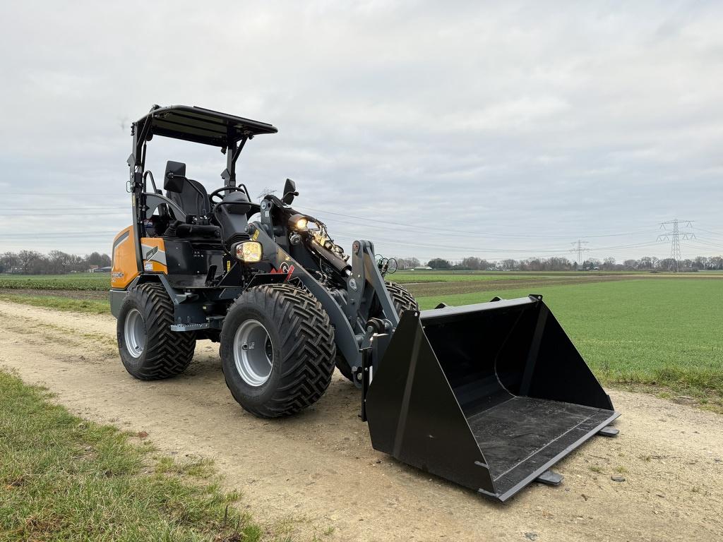Giant G2700 X-TRA HD+ minishovel 2025 incl bak en vorken!, Tobroco, Info@tobroco.nl, Sprendlingenstraat 57
5061 KM  Oisterwijk, NL