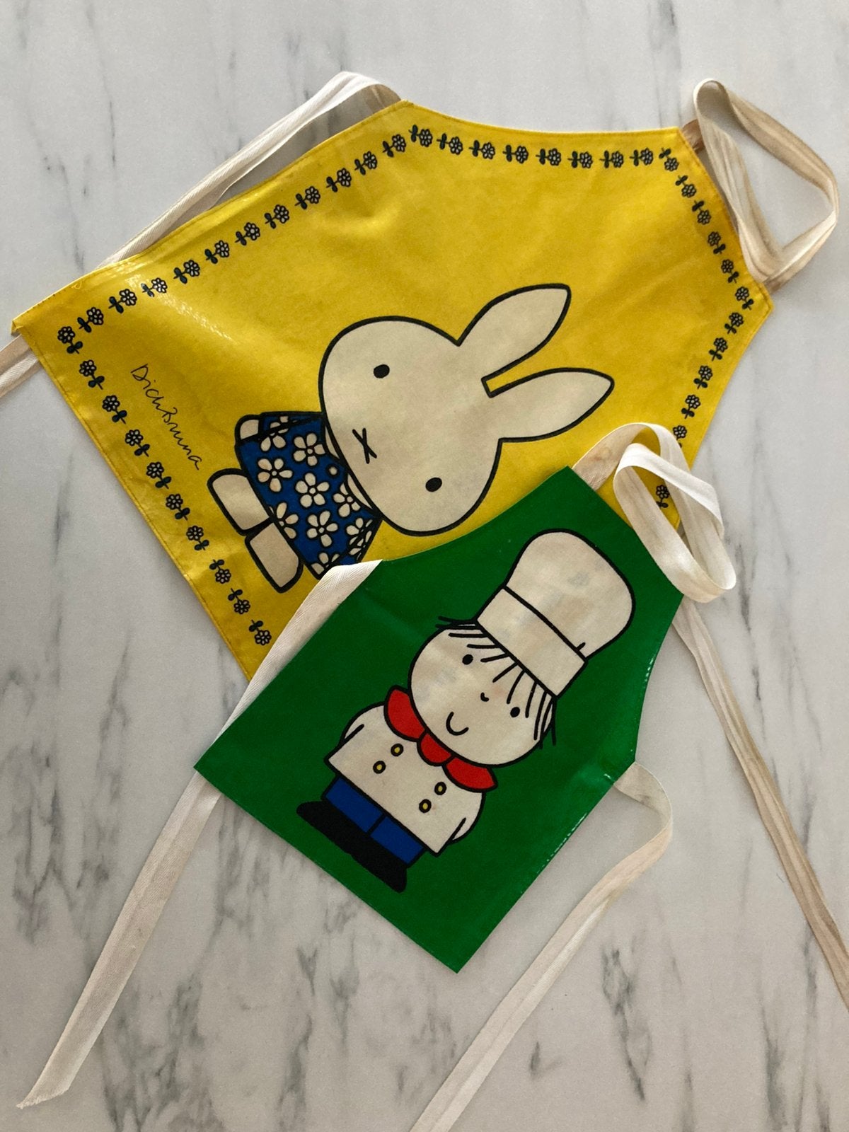 Ensemble de 2 tabliers Miffy, Plastique, Enlèvement, Utilisé, Outillage ou Accessoires
