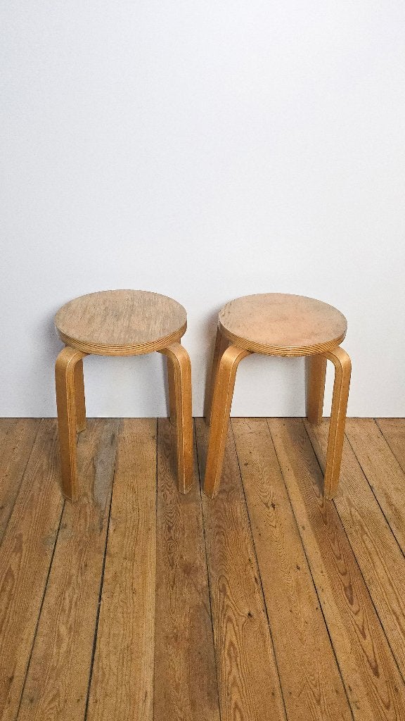 2 Scandinavische vintage krukken - Alvar Aalto design 1930, Ophalen of Verzenden, Zo goed als nieuw, Hout
