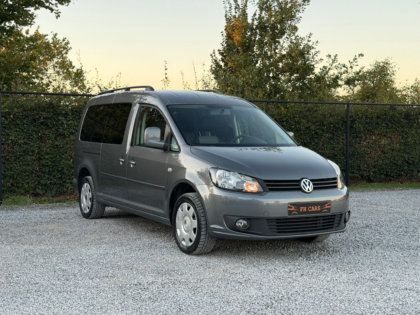 VOLKSWAGEN CADDY 1.6 TDI MAXI 7 ZITPLAATSEN *DSG*AUTOMATIC*, Auto's, Euro 5, Zwart, 4 cilinders, 102 kW