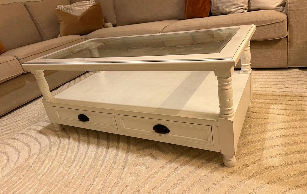 Table basse blanche Josephine, Enlèvement