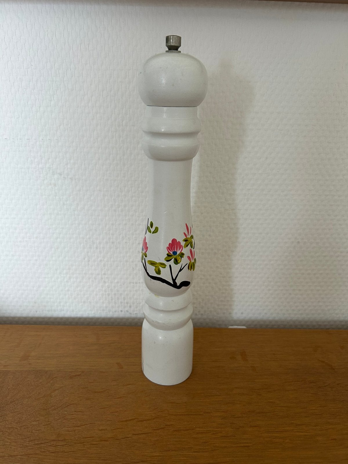 Witte houten pepermolen met geschilderde bloemen, Maison & Meubles, Enlèvement ou Envoi, Vintage, Utilisé, Autres types