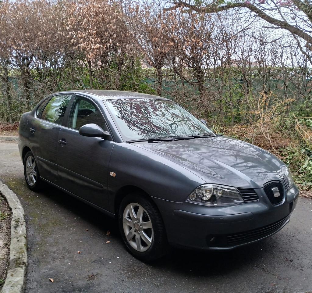 SEAT CORDOBA ESSENCE, Autos, Système audio, Argent ou Gris, Achat, Boîte manuelle