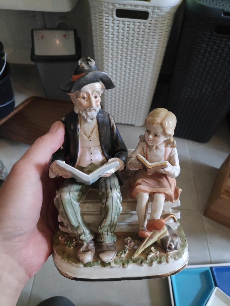 Porseleinen beeld: grootvader met kleindochter (Norleans), Ophalen of Verzenden