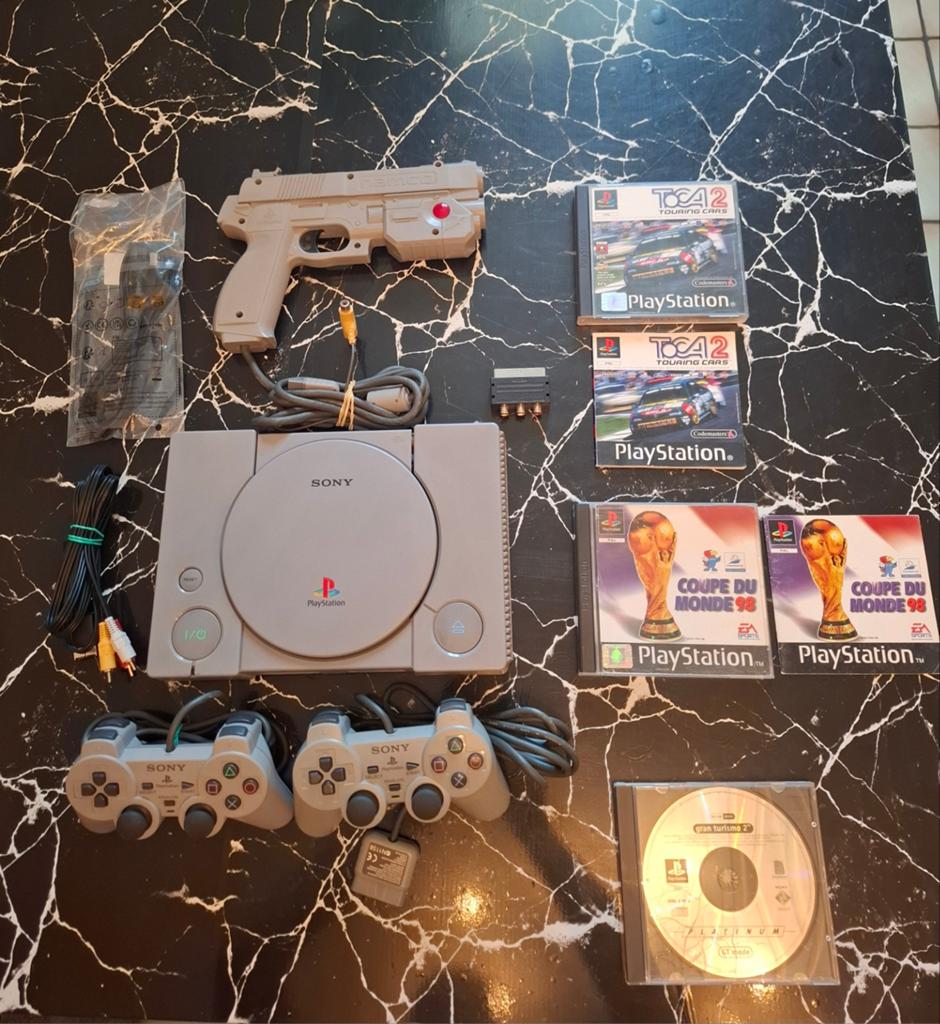 Console Sony PlayStation 1 + 3 Jeux + 2 Manettes + Gun Namco, Enlèvement ou Envoi, 2 joueurs, Aventure et Action, Comme neuf