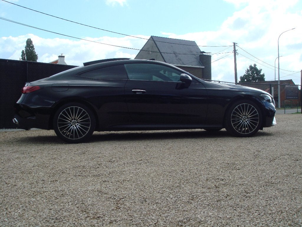 MERCEDES CLE 200 AMG LINE * PANO * BURMESTER * 360 *, Auto's, Achterwielaandrijving, 4 cilinders, 149 g/km, Zwart
