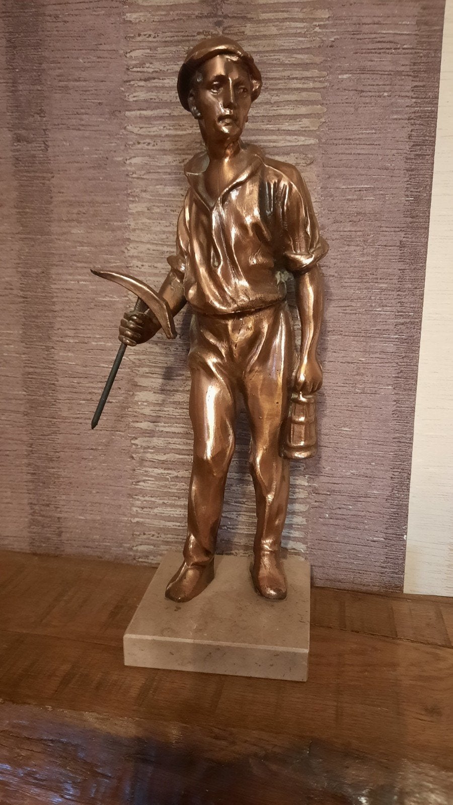 bronzen mijnwerker, Ophalen