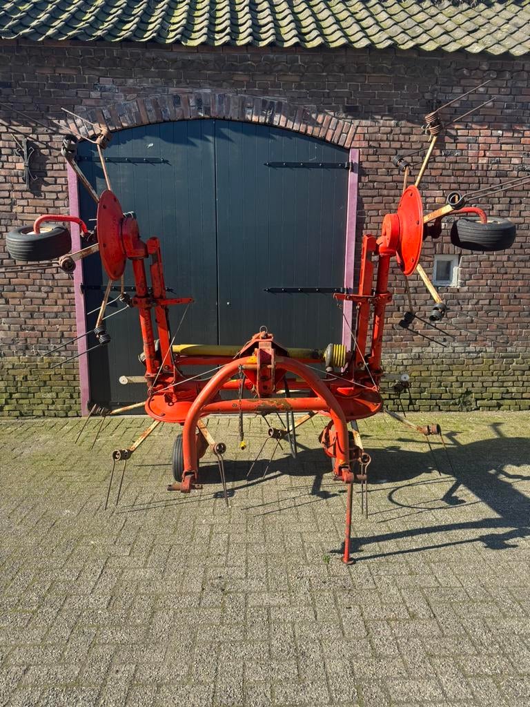 schudder hooischudder hooimachine hooidraaier tractor