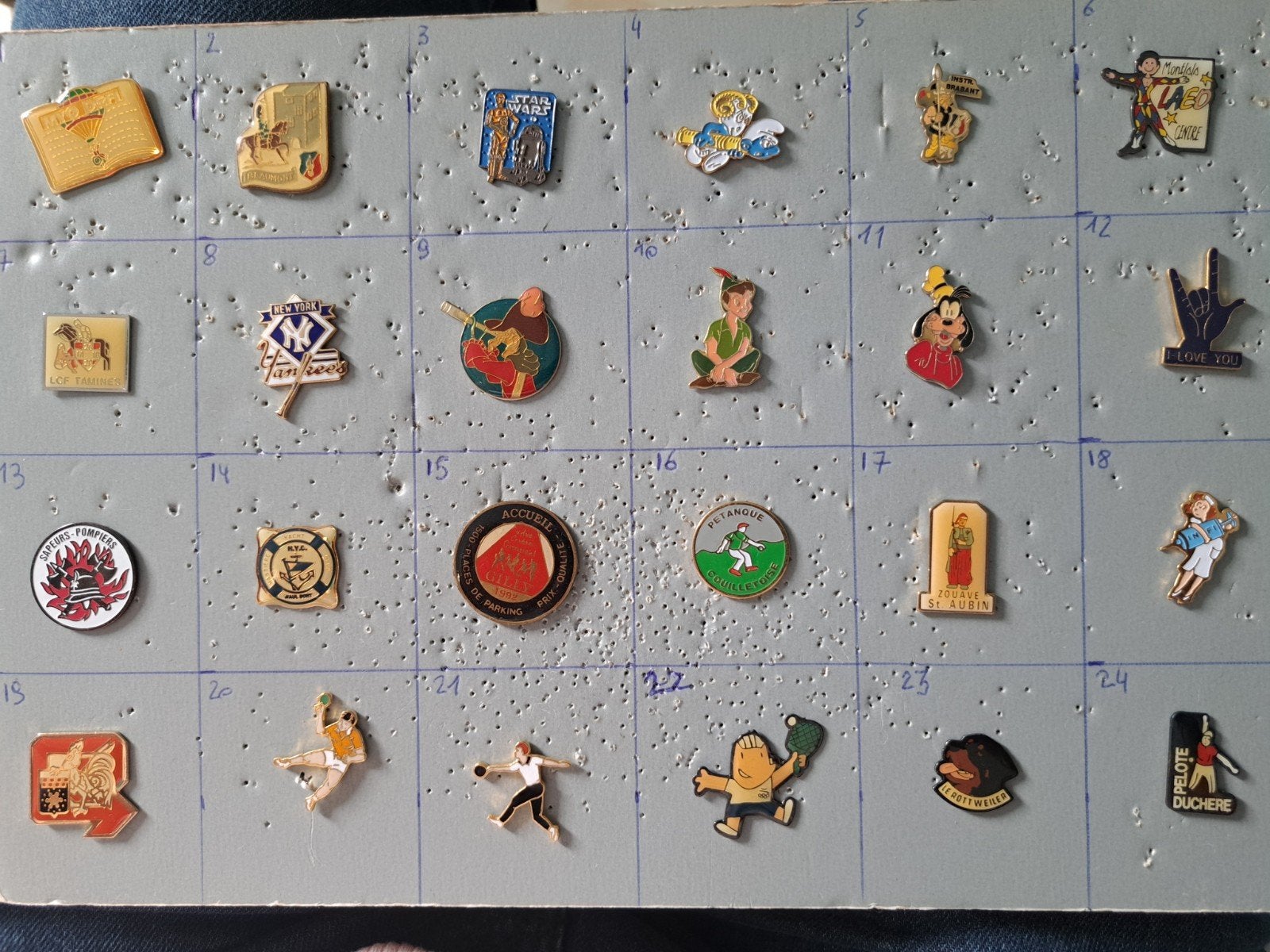 pin's pins à la case voir photos, Collections