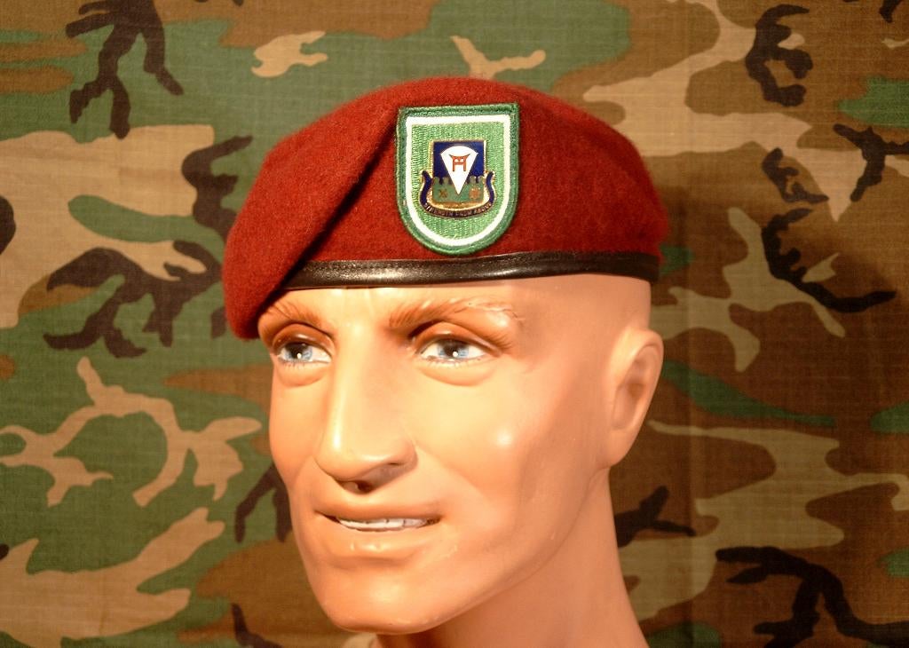 US 511TH INFANTRY AIRBORNE BARET US ARMY PARA, Verzamelen, Verzenden, Landmacht, Helm of Baret