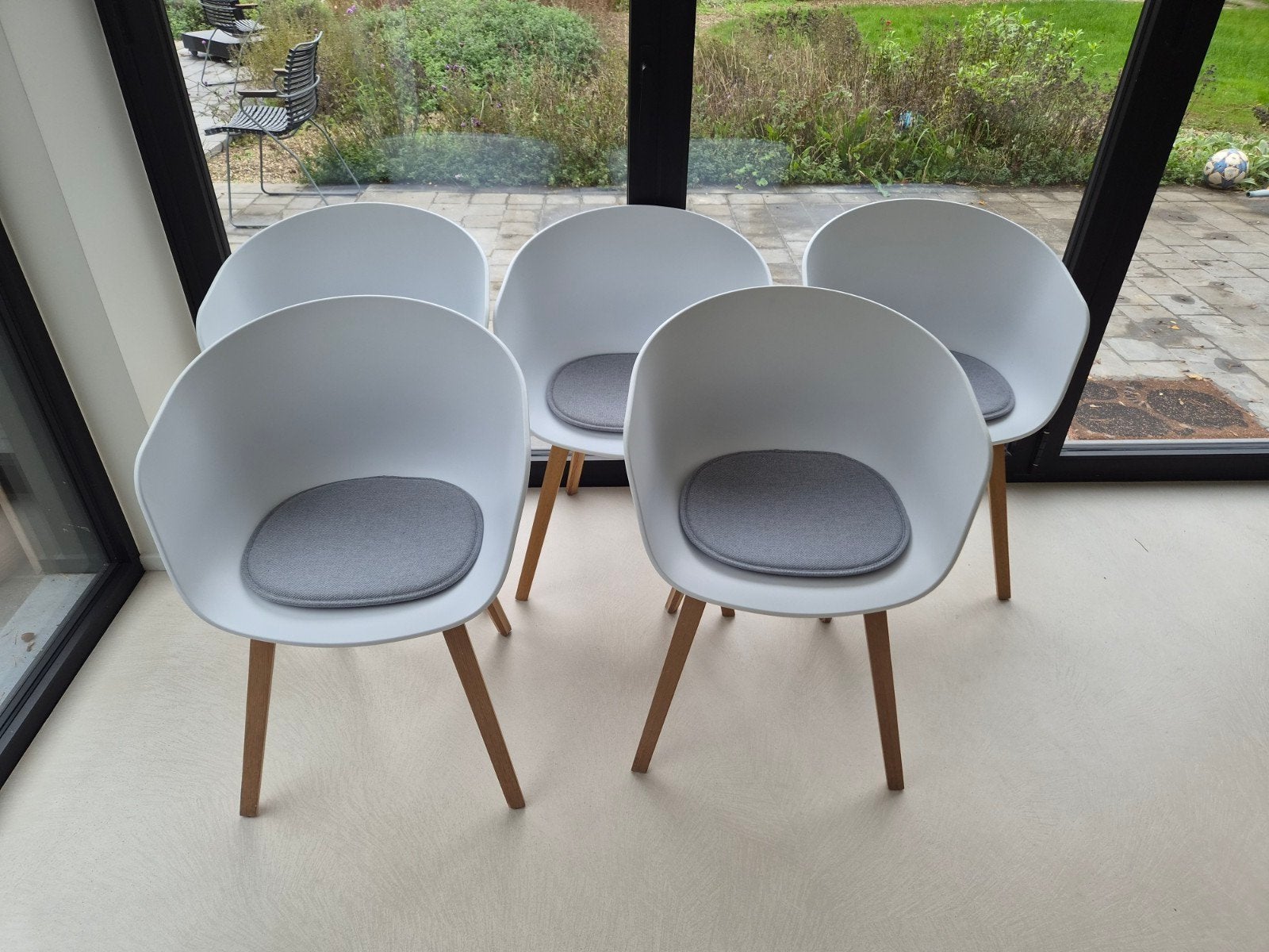 hay about a chair, Enlèvement, Utilisé, Blanc, Cinq, Six Chaises ou plus