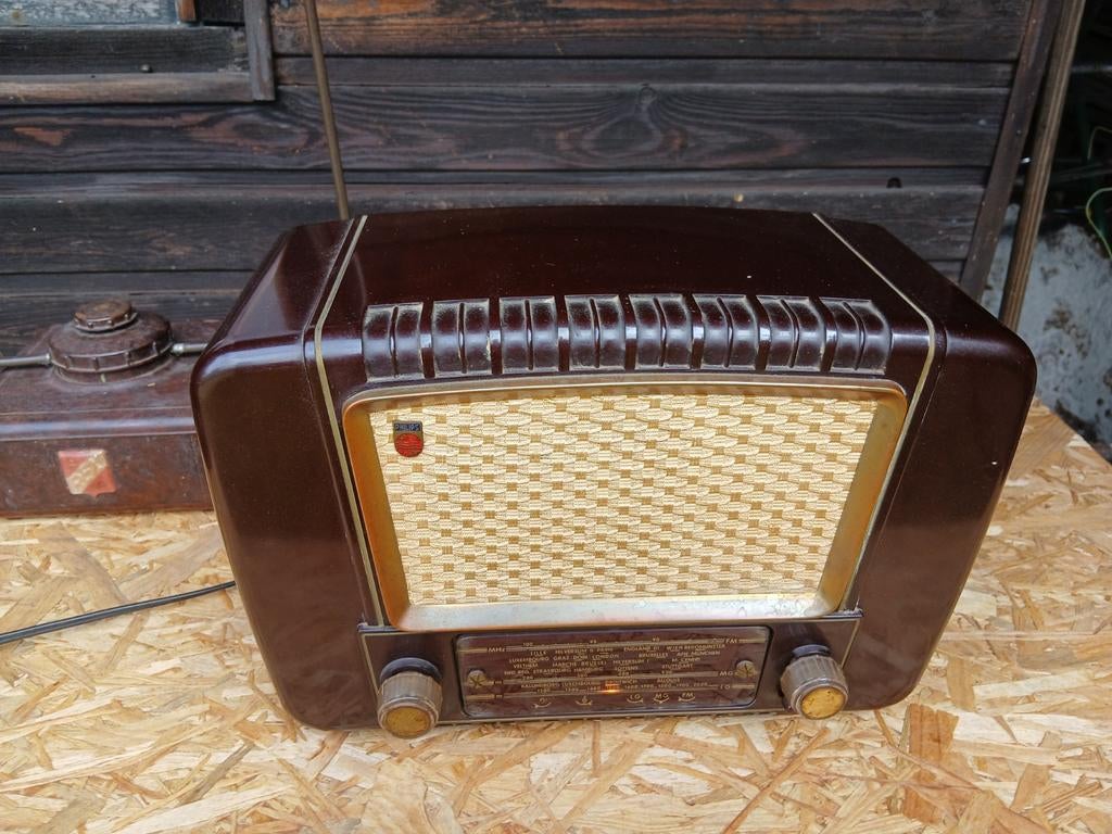 oude  bakelieten Philips radio type BX 233 U-22, Ophalen