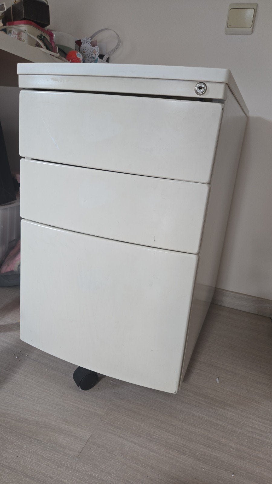 Caisson en métal blanc avec roulettes et 3 tiroirs., Enlèvement